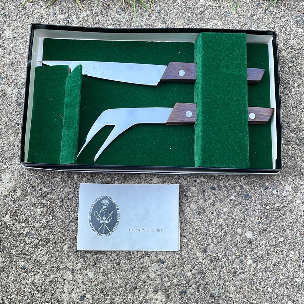 Two piece carvette carving set With walnut handles
